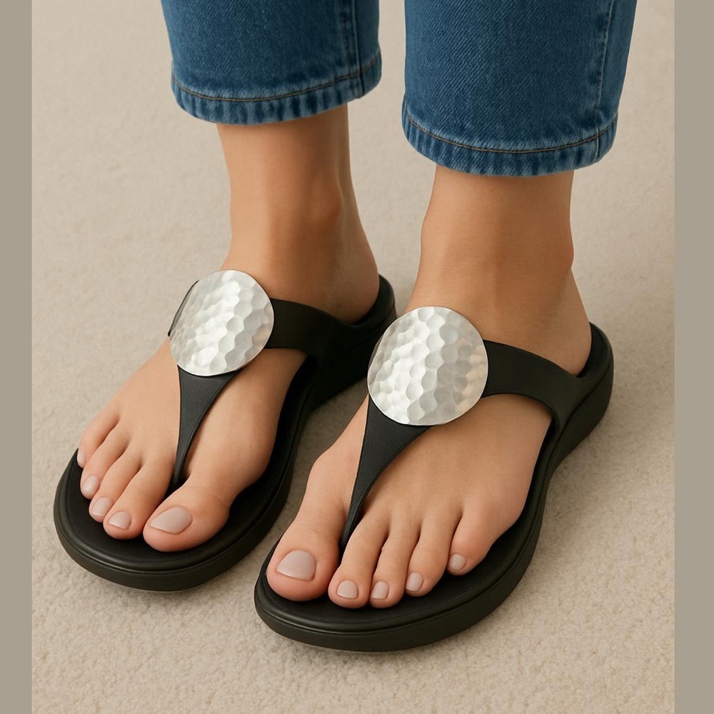 CROCS Sanrah hammered circle wedge sandals black silver dual comfort size 10